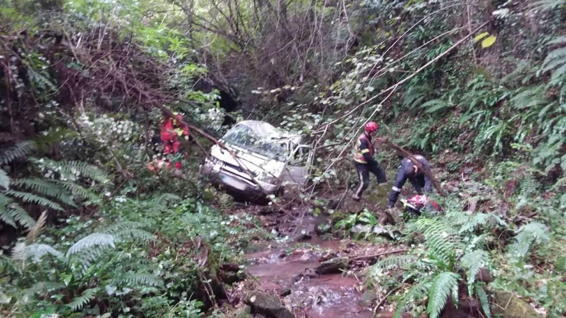 Rescatado el desaparecido en Aizarotz, tras caer con su coche en un riachuelo
