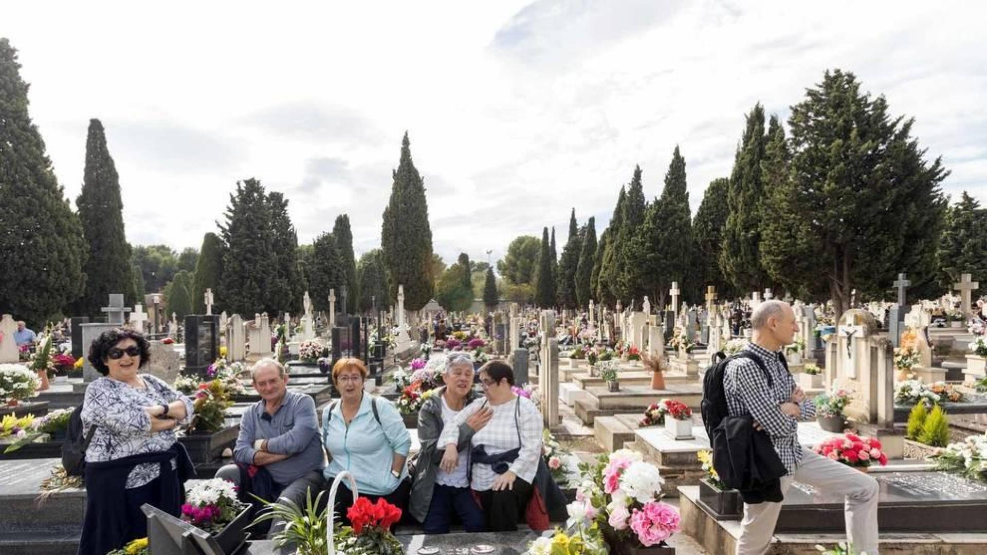 Todas las fotos de las visitas a los cementerios navarros en el Día de Todos los Santos