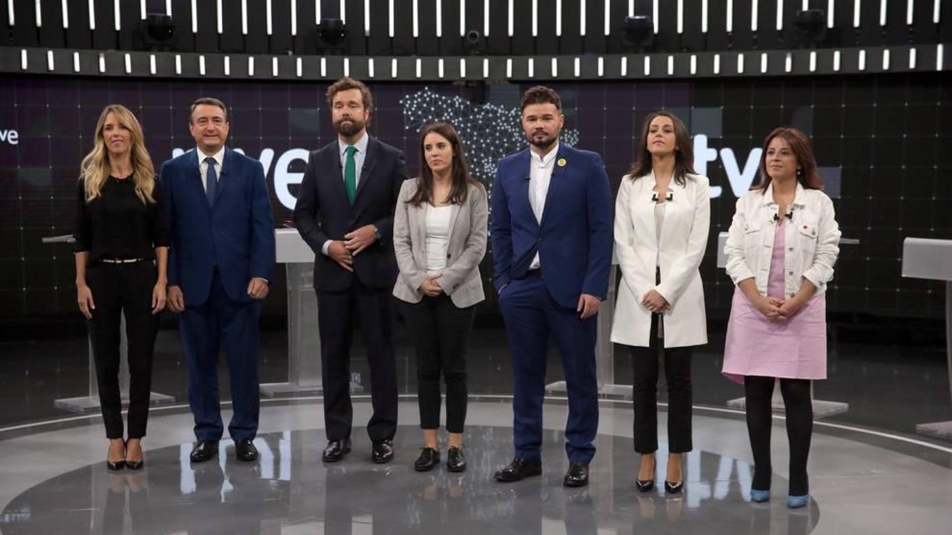 La portavoz del Grupo Parlamentario Socialista, Adriana Lastra (d), la portavoz del Grupo Parlamentario Popular, Cayetana Álvarez de Toledo (i), la portavoz del Grupo Parlamentario Ciudadanos, Inés Arrimadas (2d), la portavoz del Grupo Parlamentario Unidas-Podemos, Irene Montero (c), el portavoz del Grupo Parlamentario Vox, Iván Espinosa de los Monteros (3i), el portavoz del Grupo Parlamentario ERC, Gabriel Rufián (3d) y el portavoz del Grupo Vasco (PNV), Aitor Estéban (2i), antes del debate electoral a siete.