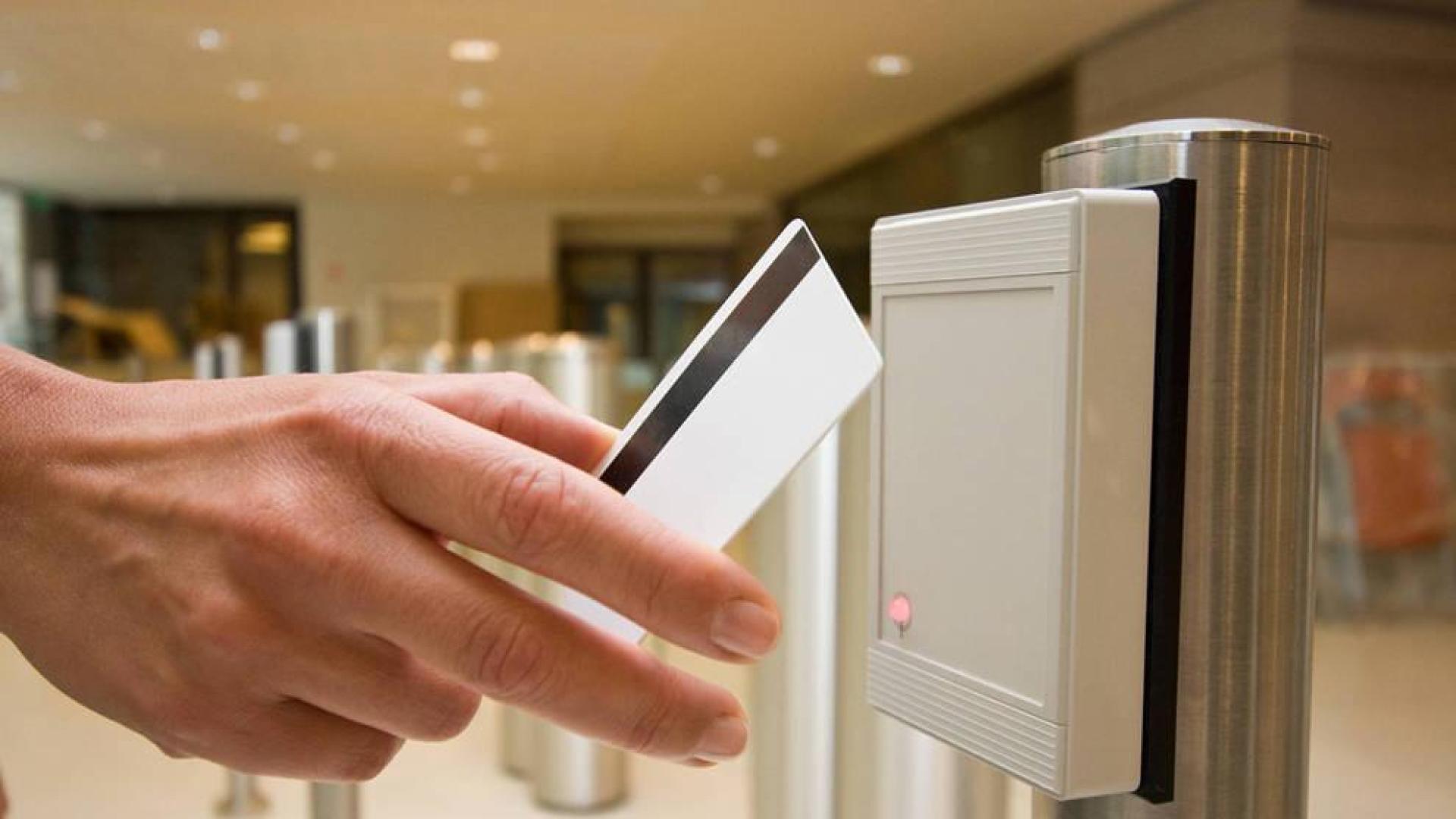 Las horas extra gratuitas se desploman con la aplicación del registro de jornada