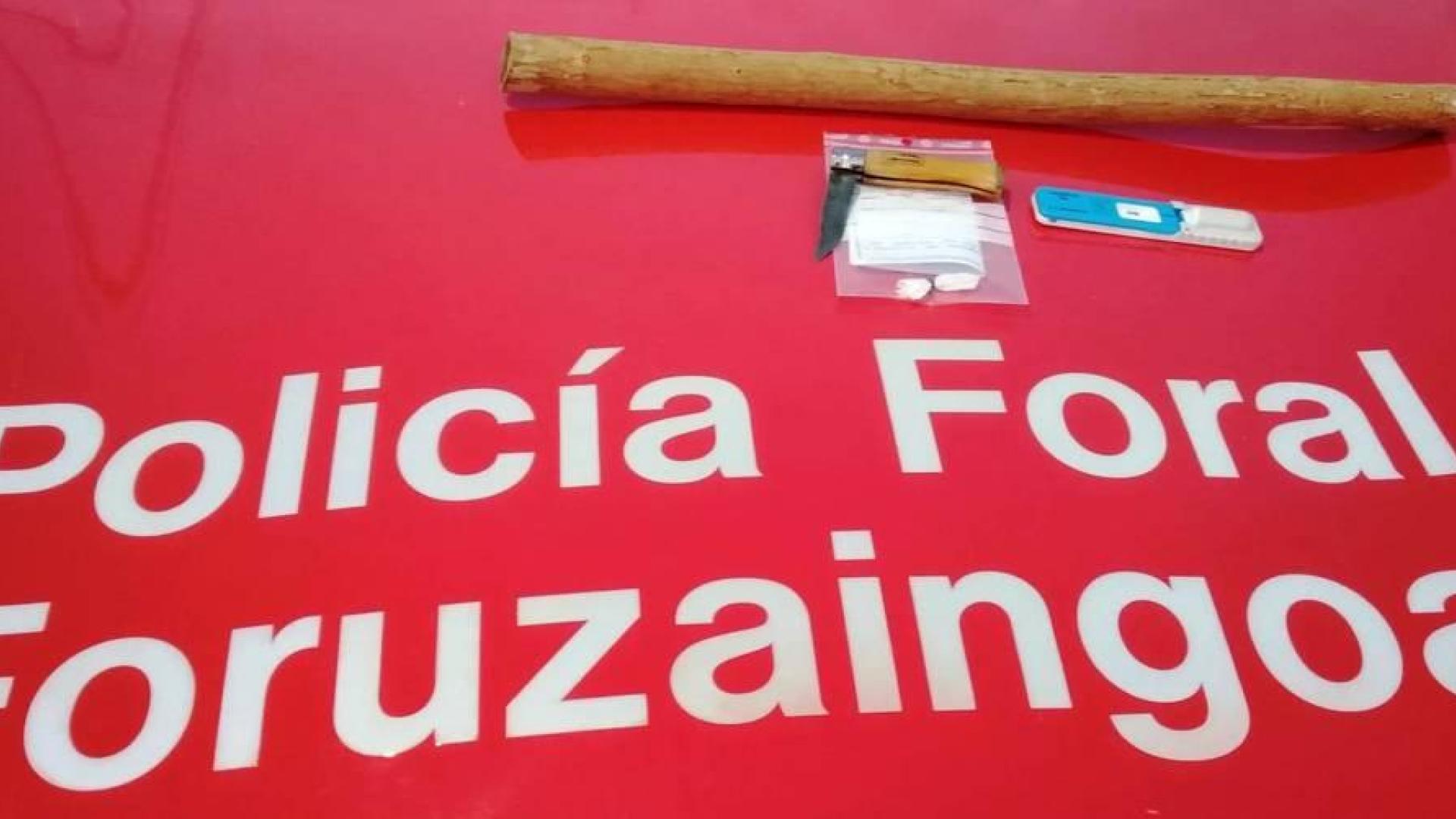Denunciado en Peralta por ir a ver el fútbol con un palo, una navaja y droga