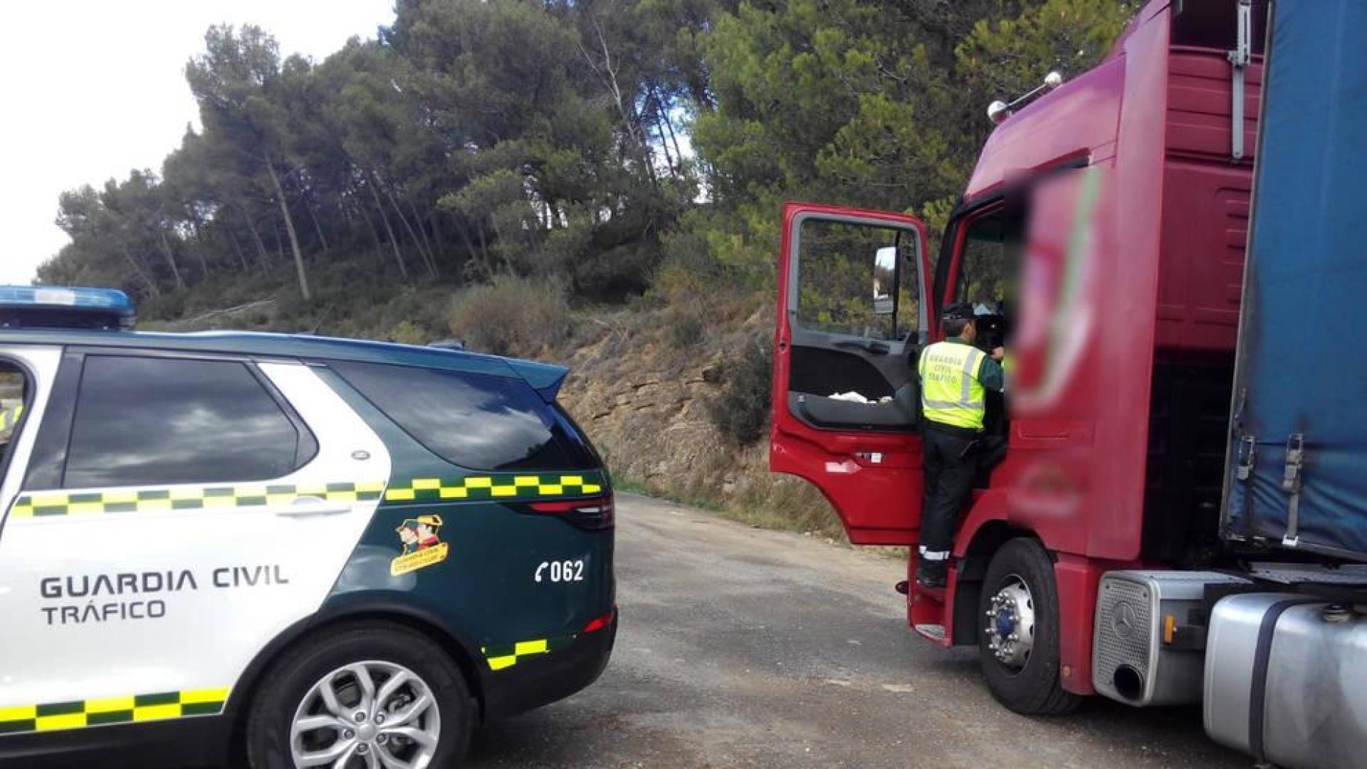 Un camionero cuadruplica la tasa de alcohol tras ser parado por ir hablando por el móvil en Navarra
