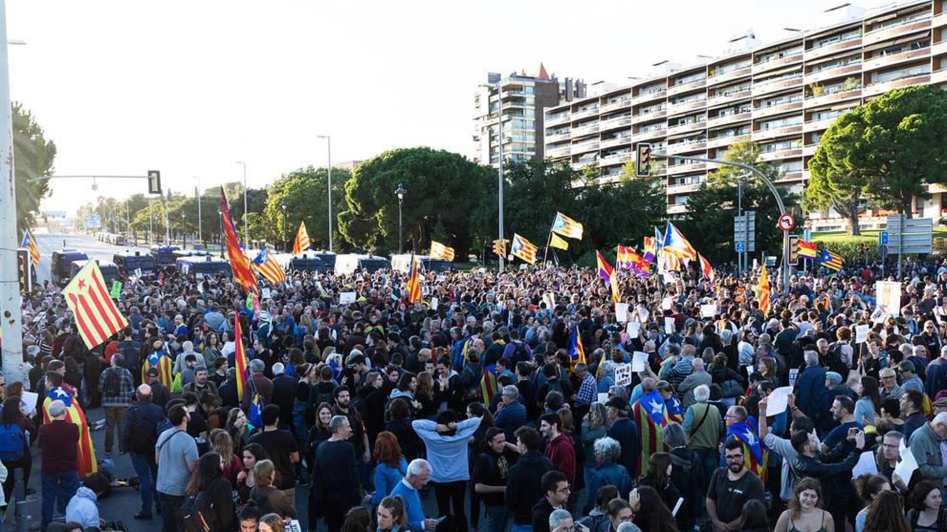 Independentistas bloquean el paso y acosan a invitados al acto del rey en Barcelona