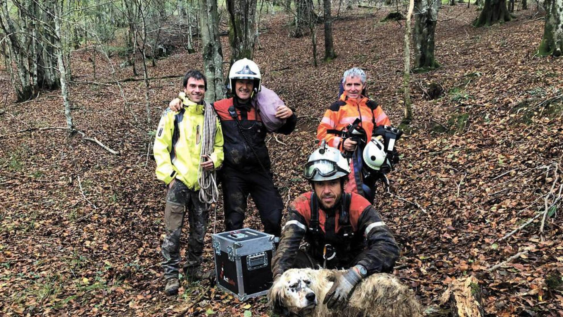 Rescatado ileso un perro que cayó a una sima de 17 metros