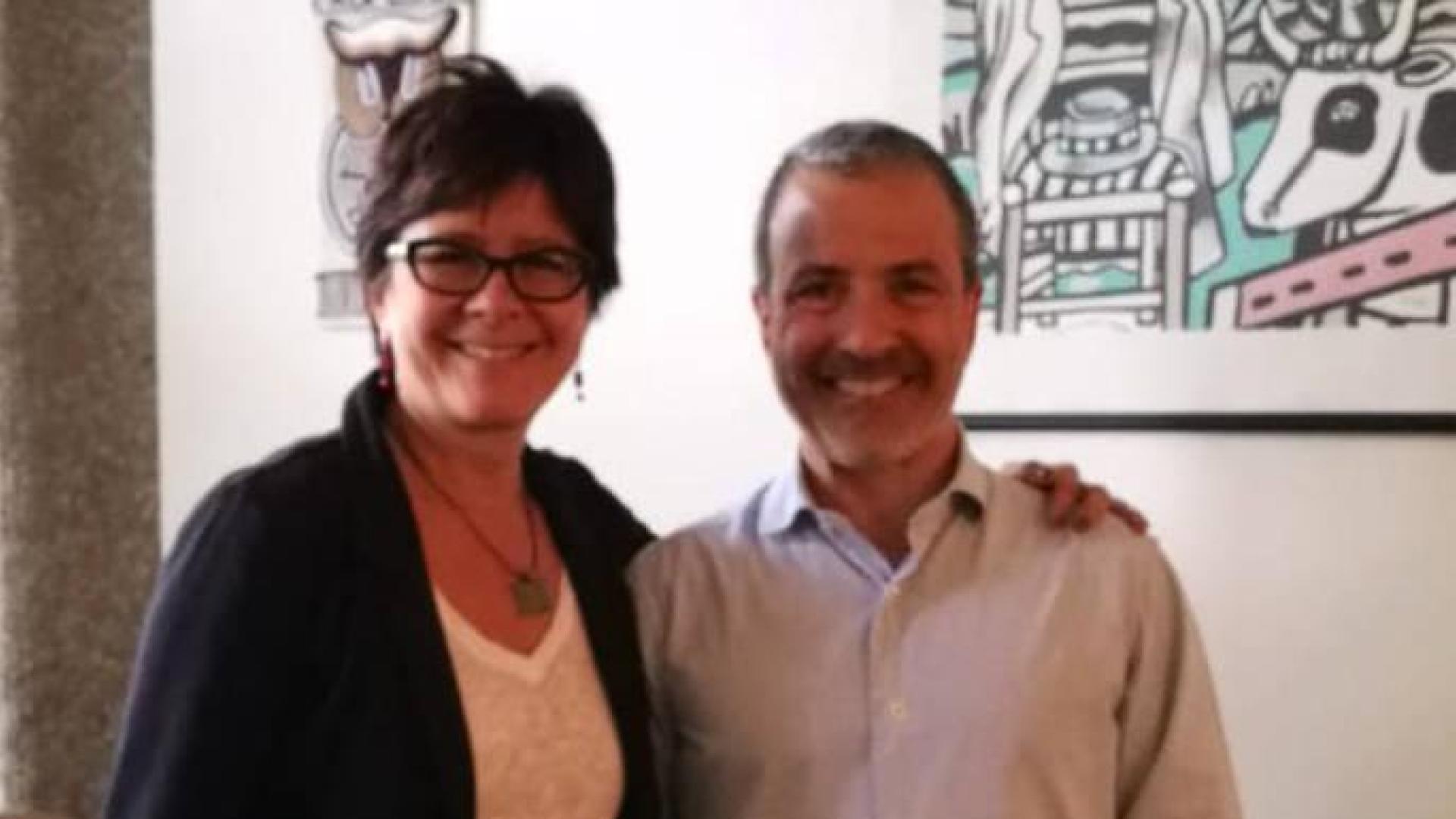 Javier Fernández Montalvo, catedrático de la UPNA, posa en Rutgers, la Universidad Estatal de Nueva Jersey, con la profesora Denise Hien.