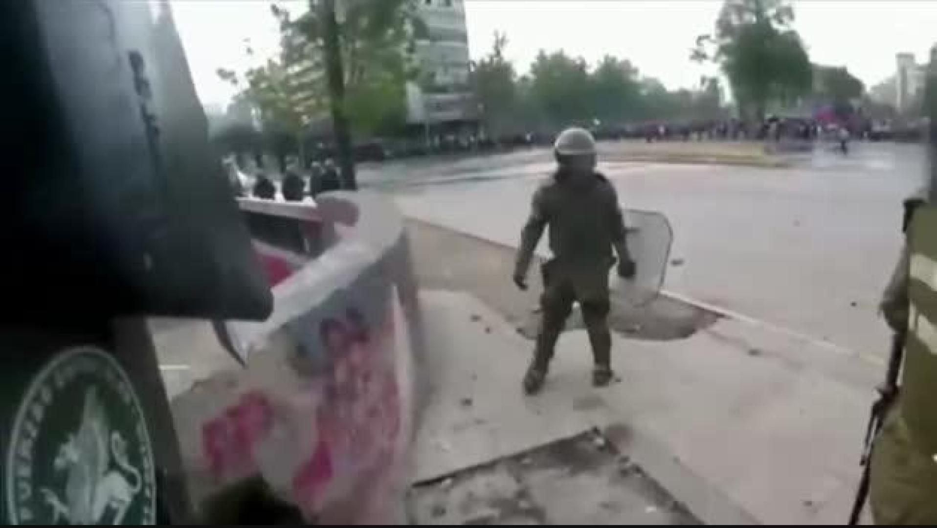 Un cóctel molotov incendia los rostros de dos policías en Chile