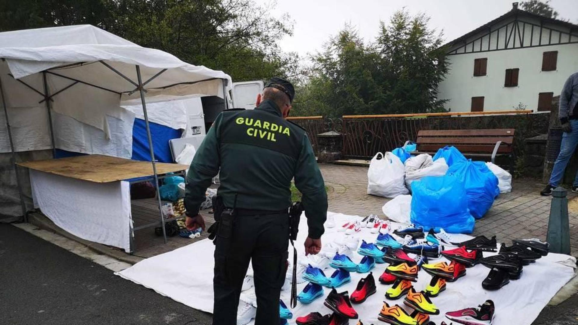 La Guardia Civil se incauta de 173 pares de zapatillas falsificadas en Elizondo