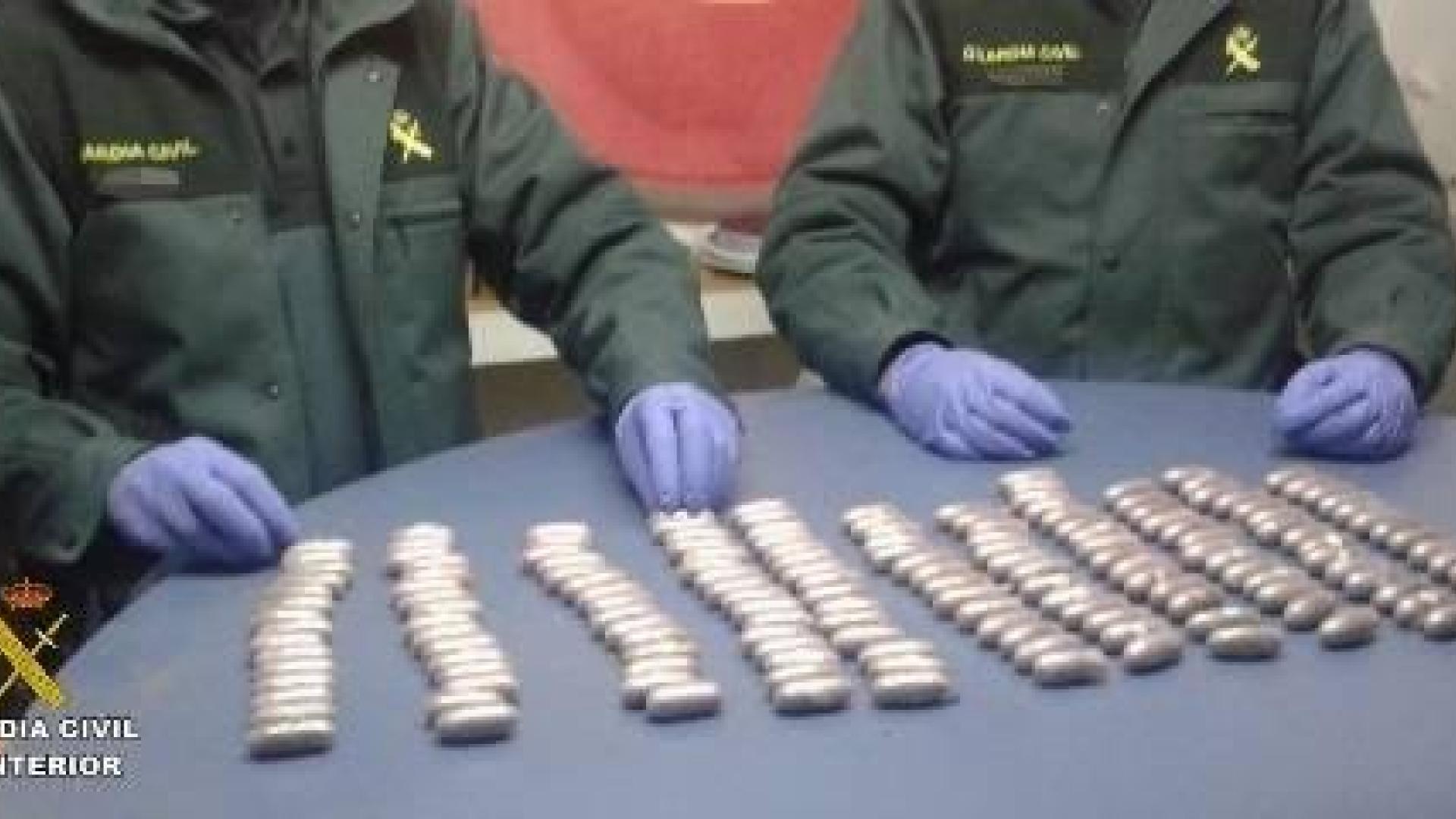 Detenido con 161 bellotas de hachís ocultas en sus ropas y en el interior del organismo
