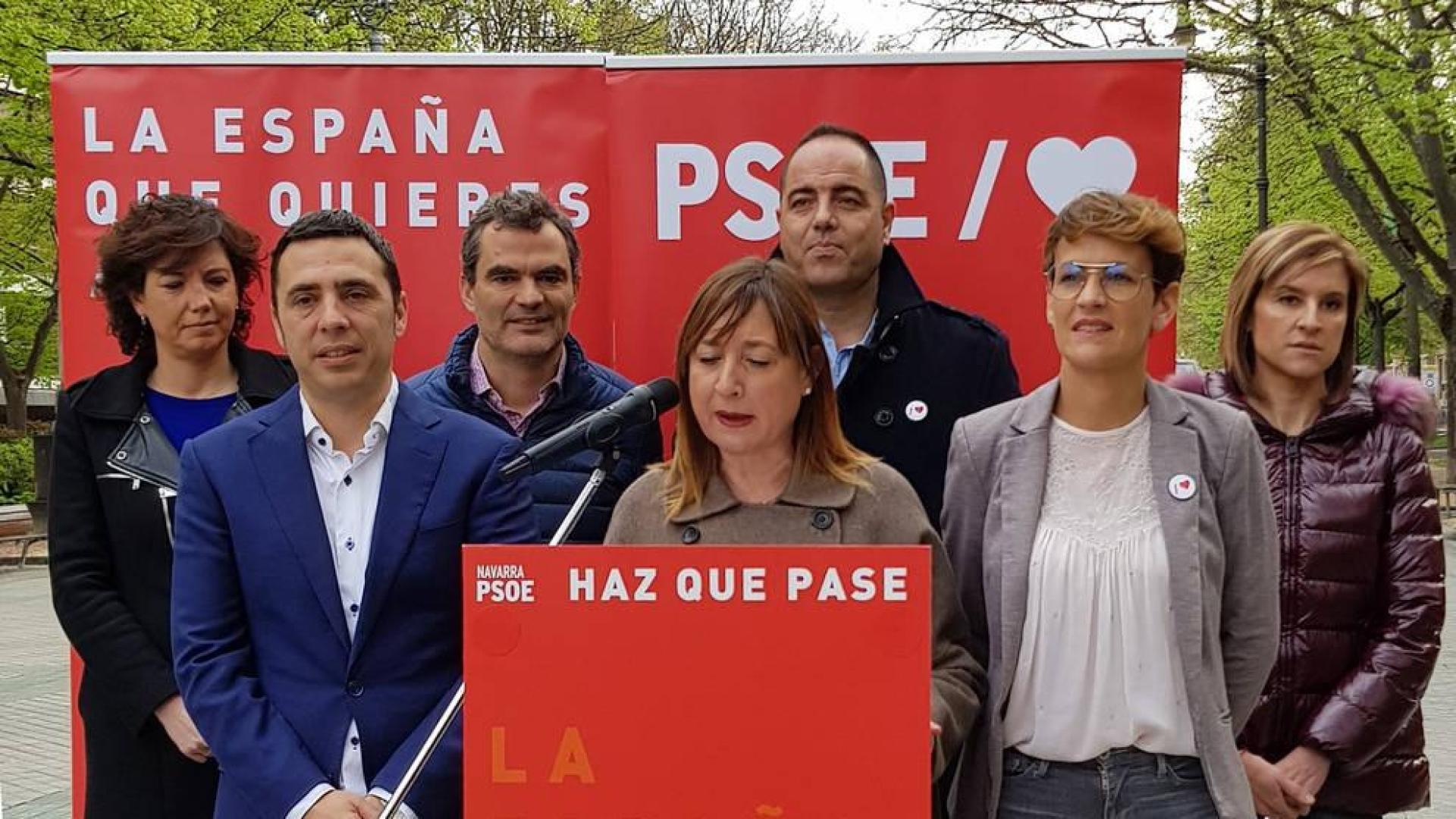 Conchi Ruiz y otros dirigentes socialistas, en el paseo de Sarasate.