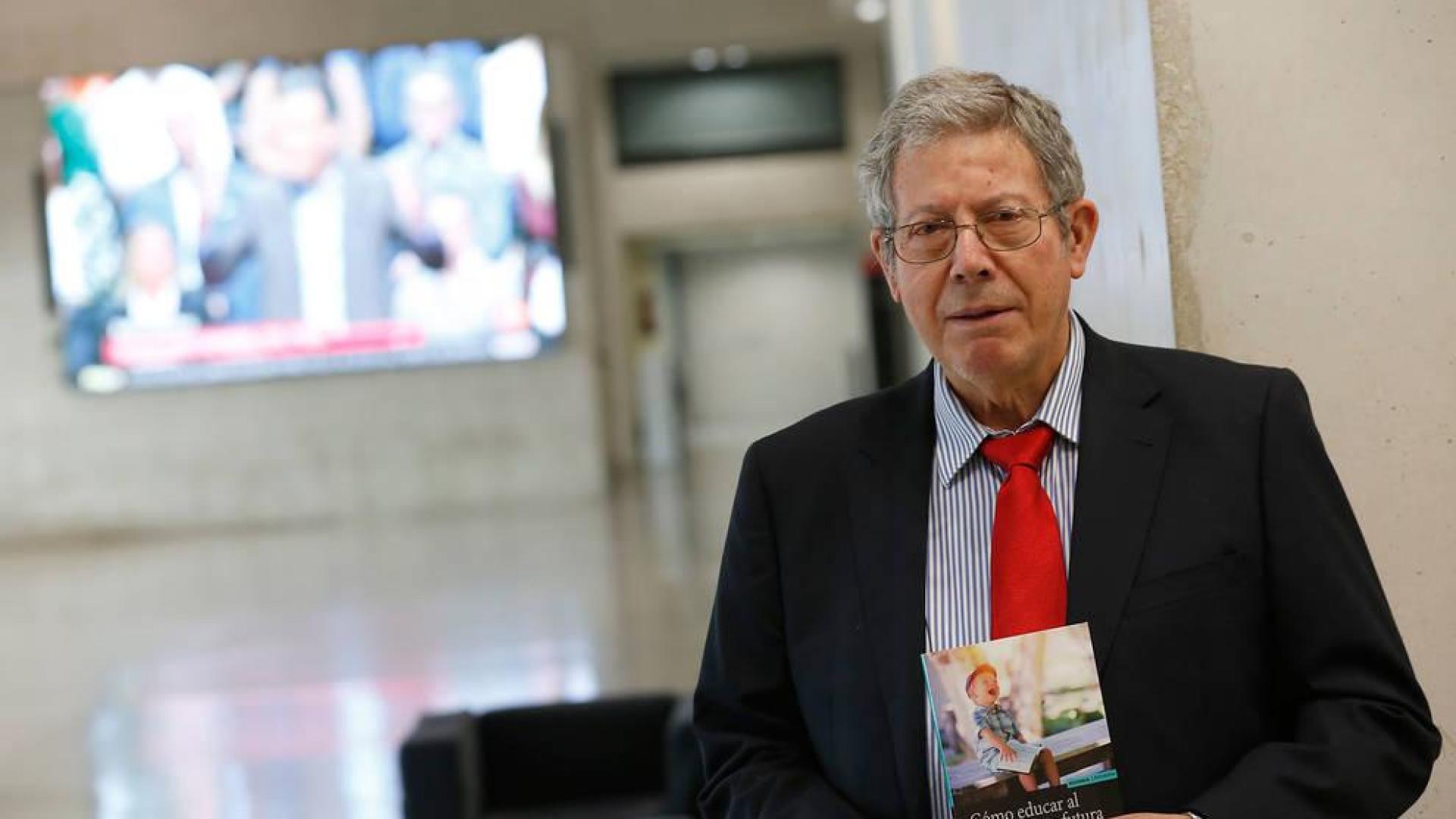 Gerardo Castillo, con un ejemplar de su último libro 'Cómo educar al niño para su futura adolescencia', en la Universidad de Navarra.