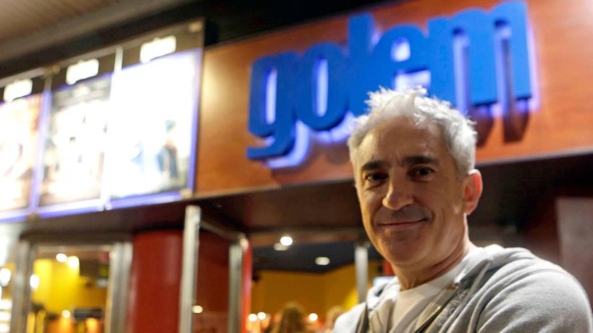 Jon Sistiaga, el lunes en los cines Golem Yamaguchi de Pamplona, donde puede verse el primer capítulo de su serie, Zubiak (puentes).