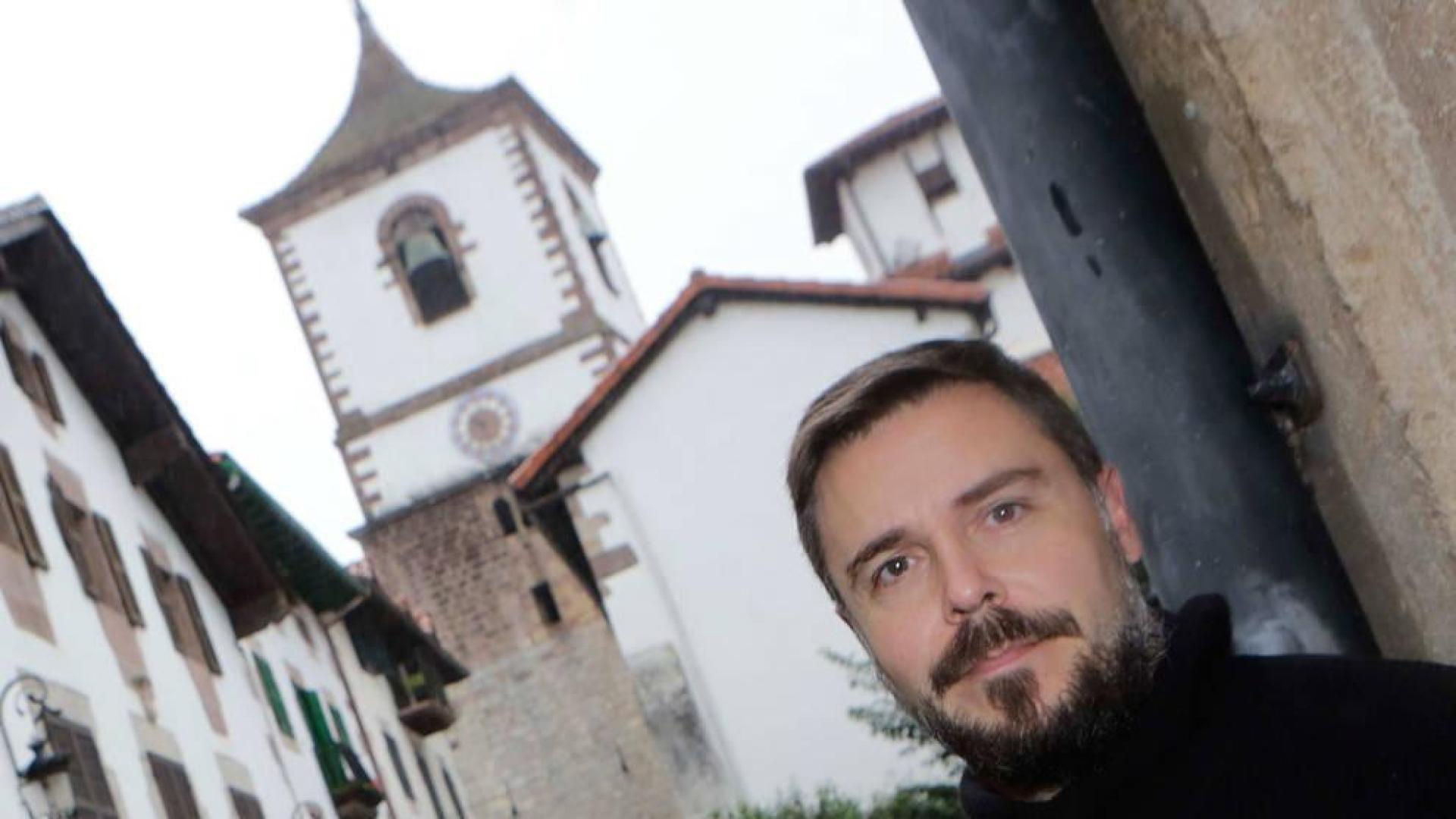 José Javier Etxeberria posa en las calles de su Doneztebe natal, con la iglesia de San Pedro al fondo, en los días previos a su retirada como remontista profesional.