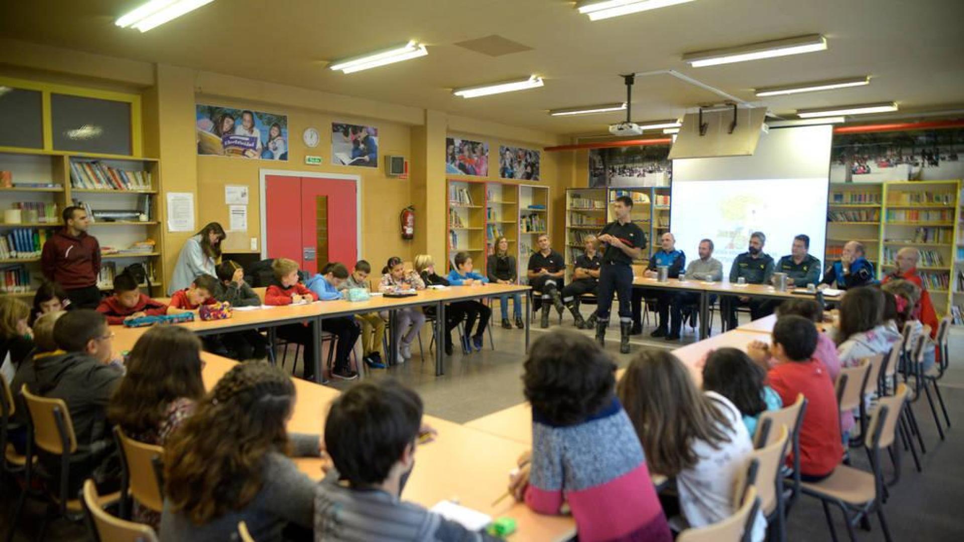 Alumnos de 4º de Primaria del colegio 'Comarcales' de Tafalla escuchan cómo fueron los primeros momentos tras la riada del 8 de julio.