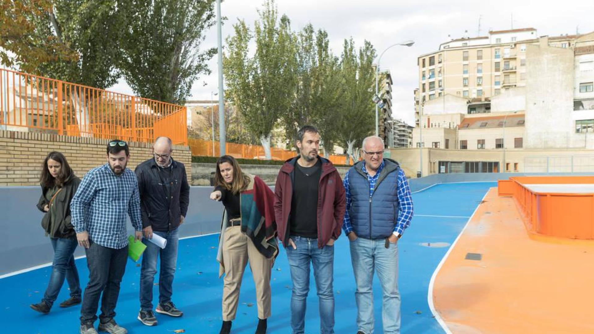 La concejala de Deportes del Ayuntamiento de Tudela, Irune García García -en el centro-, durante la visita realizada este martes al Patinódromo.
