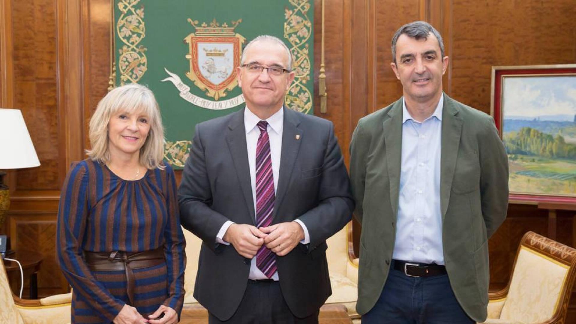 De izquierda a derecha: María Caballero, Enrique Maya y Javier Guillén.
