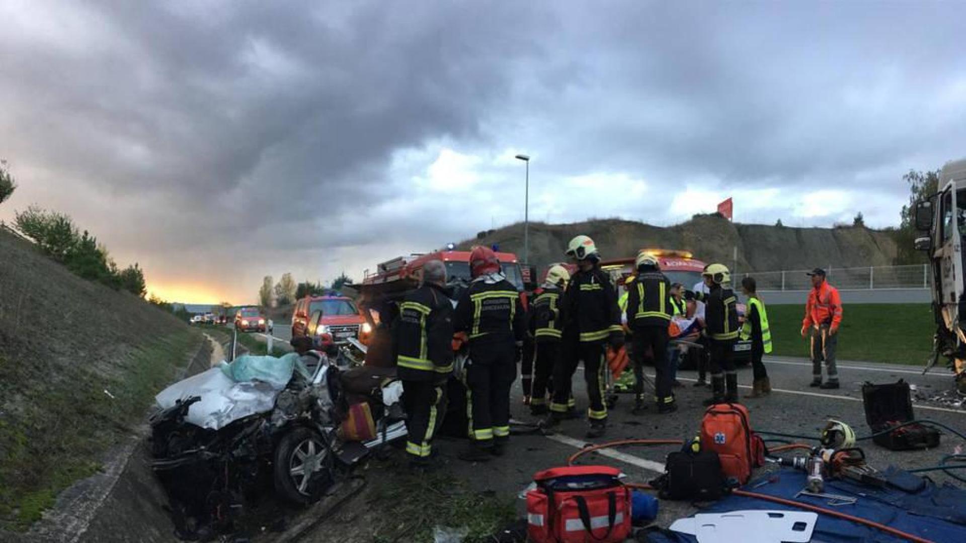 Herido un conductor tras colisionar su vehículo con un camión en Alzuza