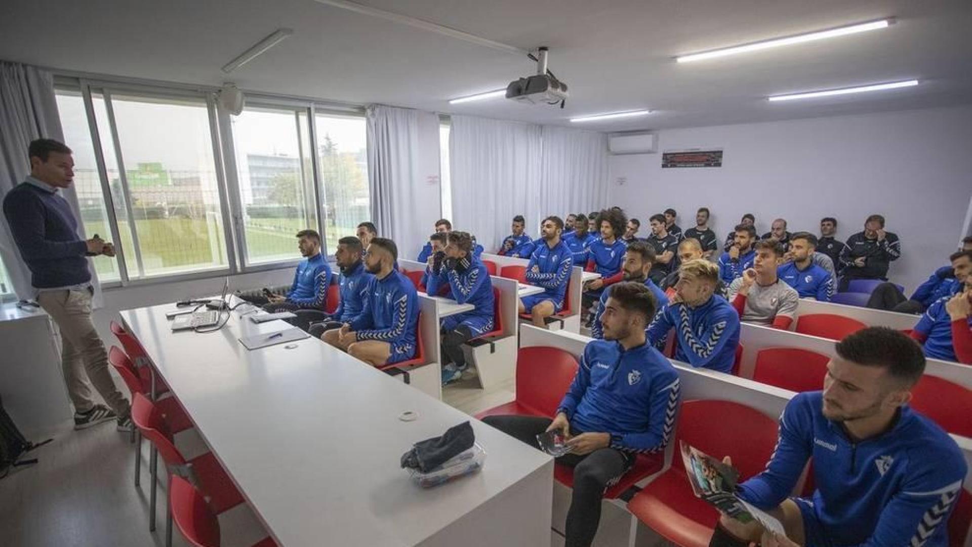 Los jugadores, atentos a las explicaciones por parte del personal de La Liga que se ha desplazado a Tajonar.