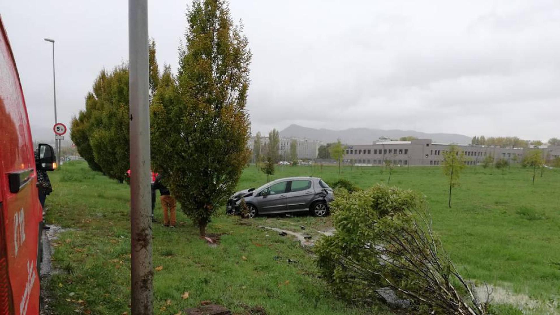 Accidente sin heridos por salida de vía en la PA-300 a la altura de Sarriguren