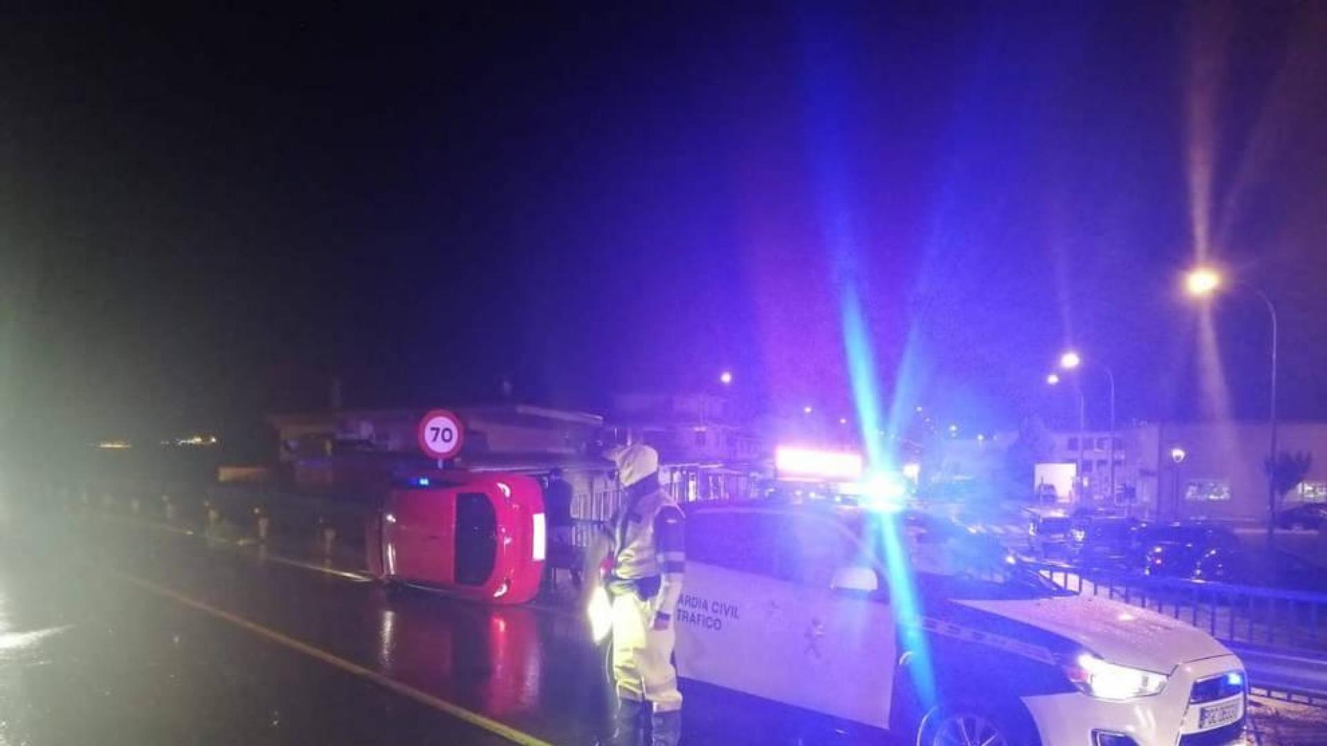 Un coche se sale de la vía y vuelca en Caparroso, pero sus ocupantes resultan ilesos