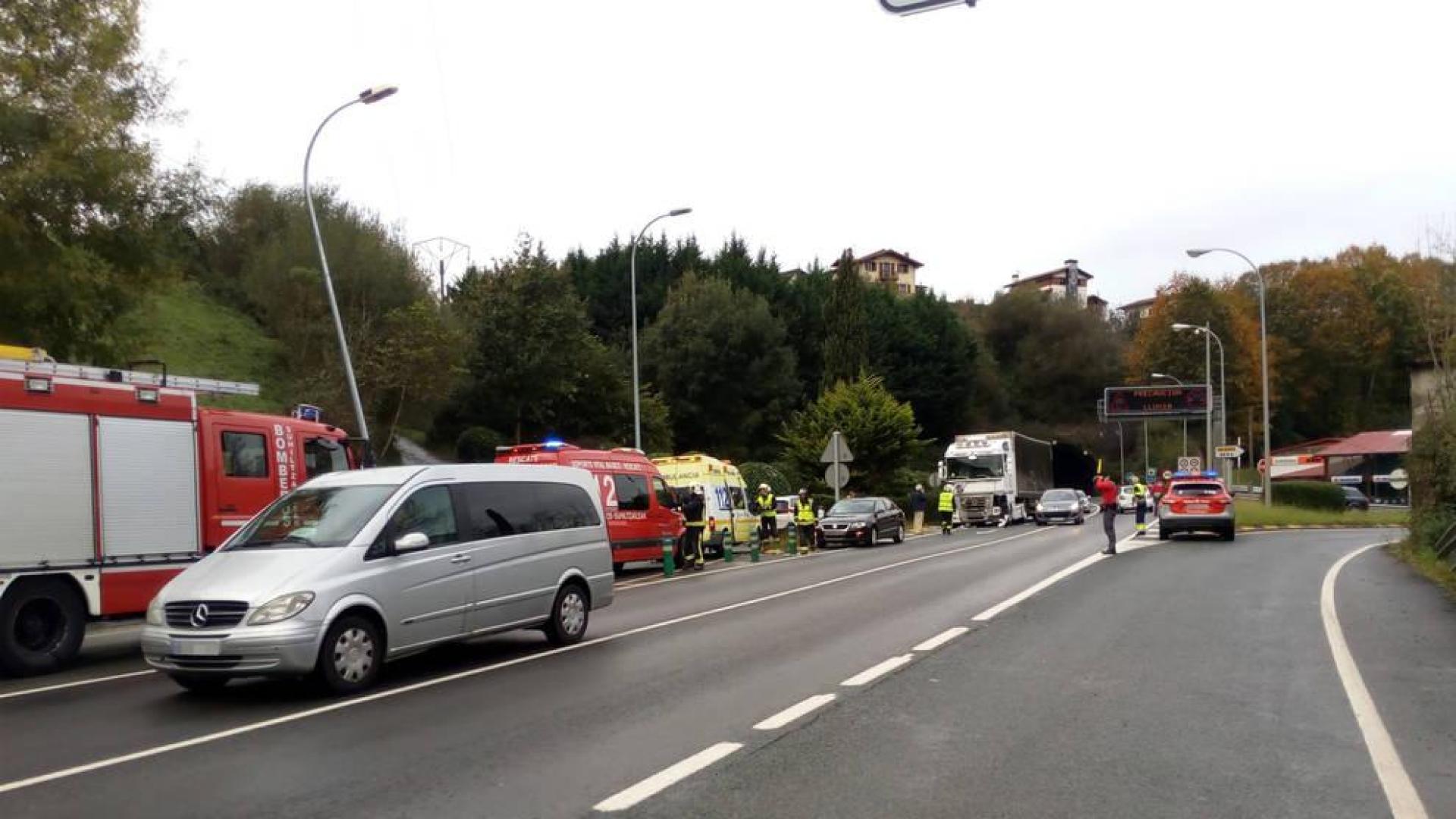 Servicios de emergencia, bomberos y policías forales, en el lugar del accidente.
