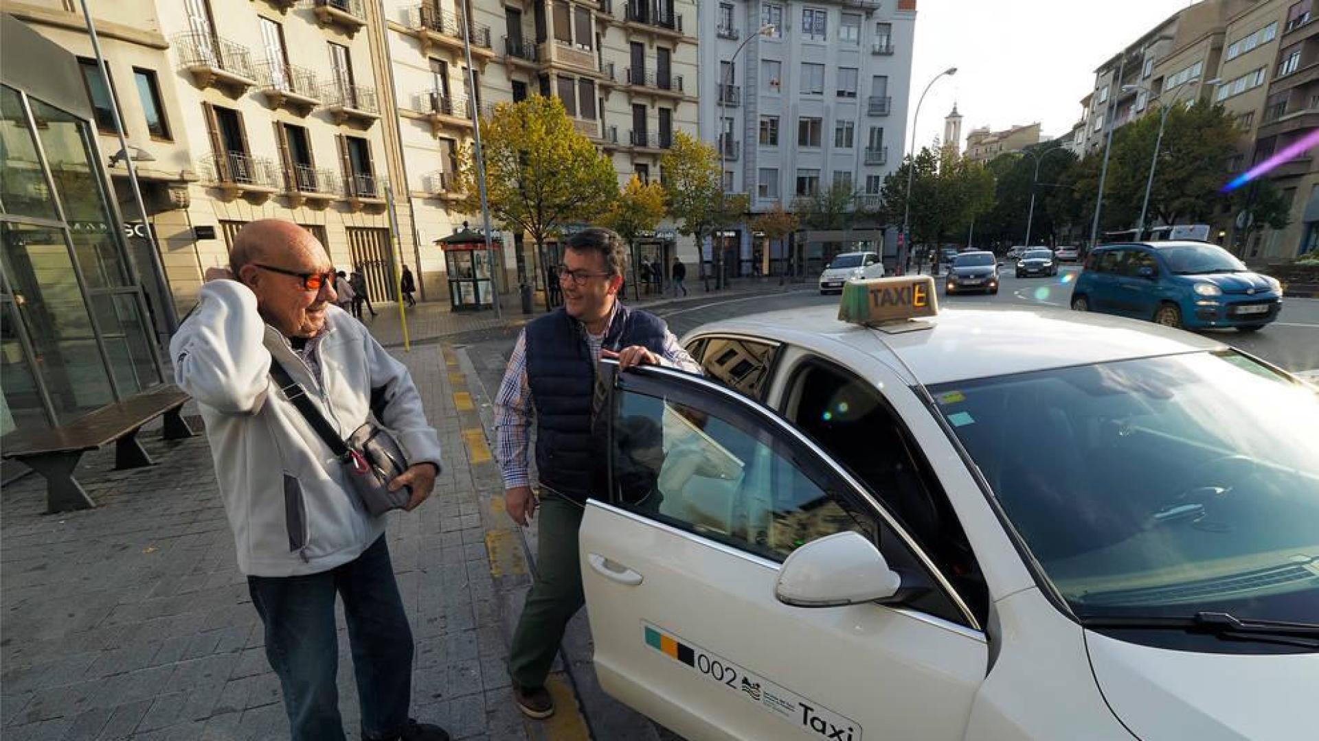 Así funciona el taxi a demanda en la Comarca de Pamplona