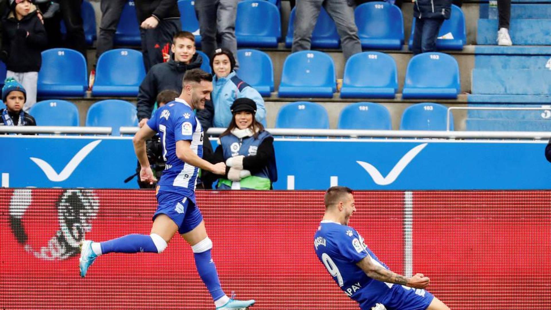 'Joselú' (d), celebra su gol con su compañero Lucas Pérez,