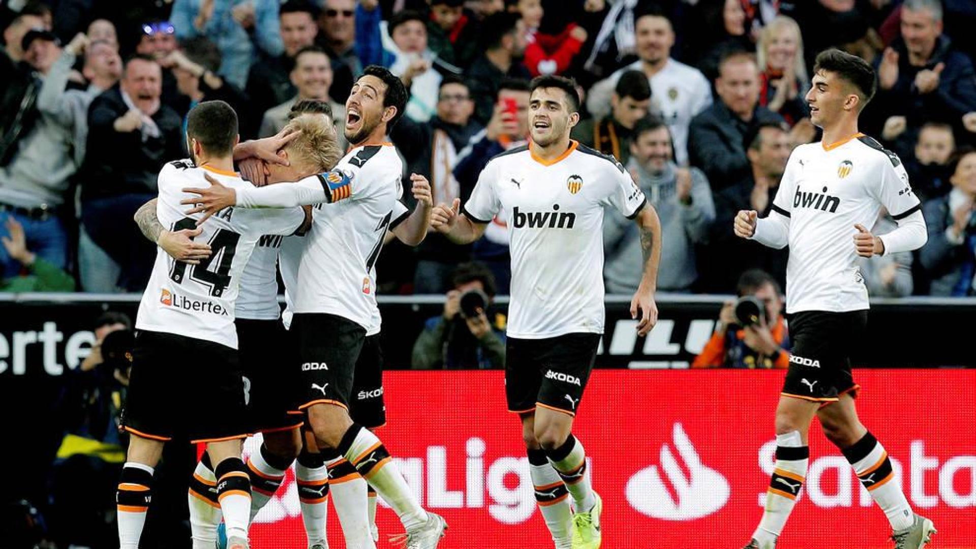 El centrocampista danés del Valencia Daniel Wass celebra su gol con sus compañeros.