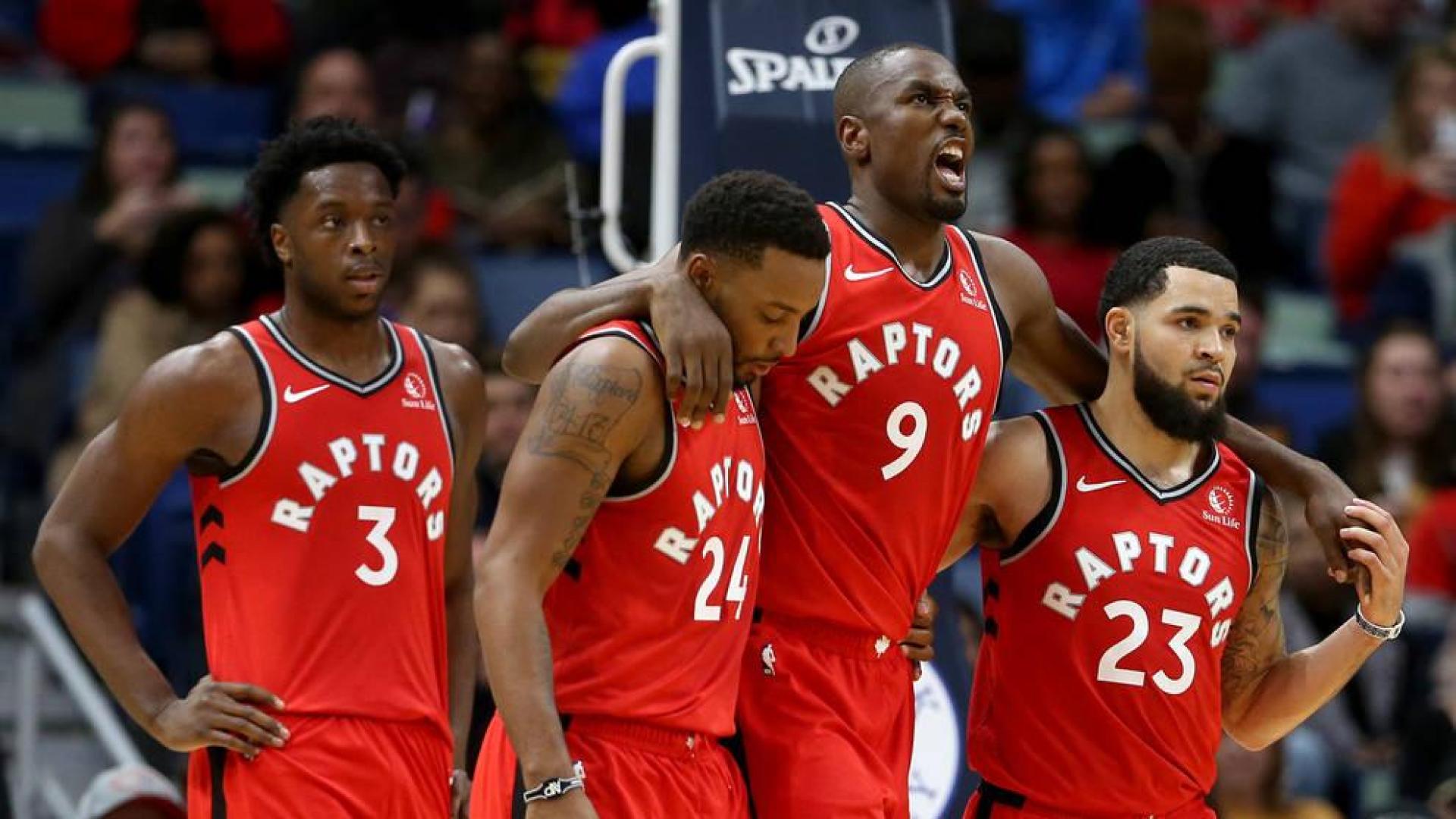 Ibaka es ayudado por sus compañeros tras su lesión.