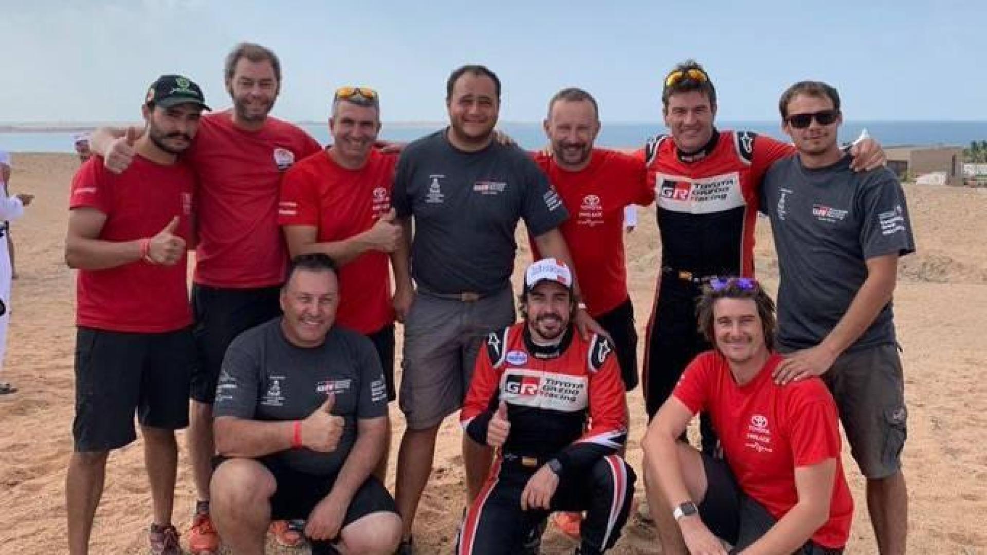 Fernando Alonso y Marc Coma junto a su equipo tras finalizar el Ula Neom Rally.