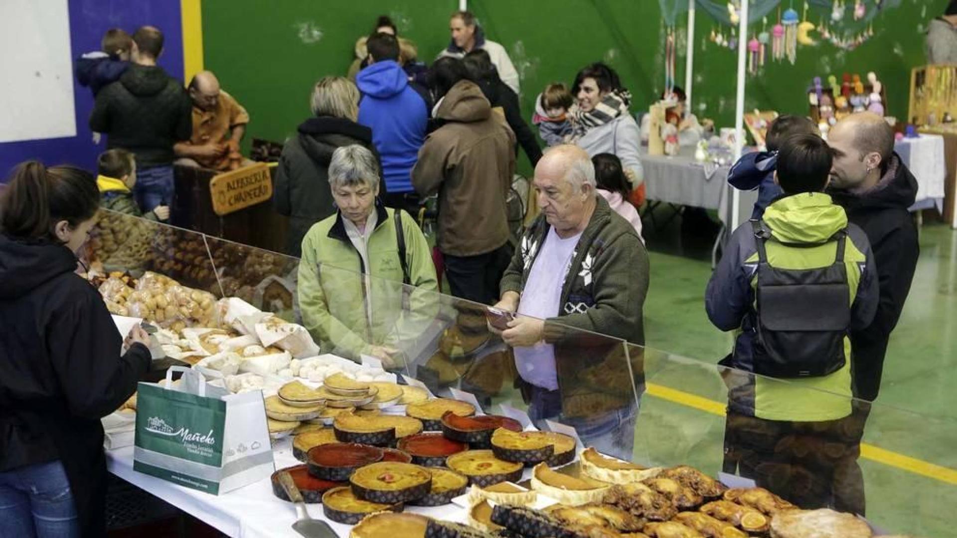 La feria de artesanía recuperó algunas tradiciones de Navarra y se llevó el protagonismo en esta jornada de fiestas en Irurtzun, pero los visitantes también pudieron disfrutar de una obra de teatro y participar en un concurso de repostería