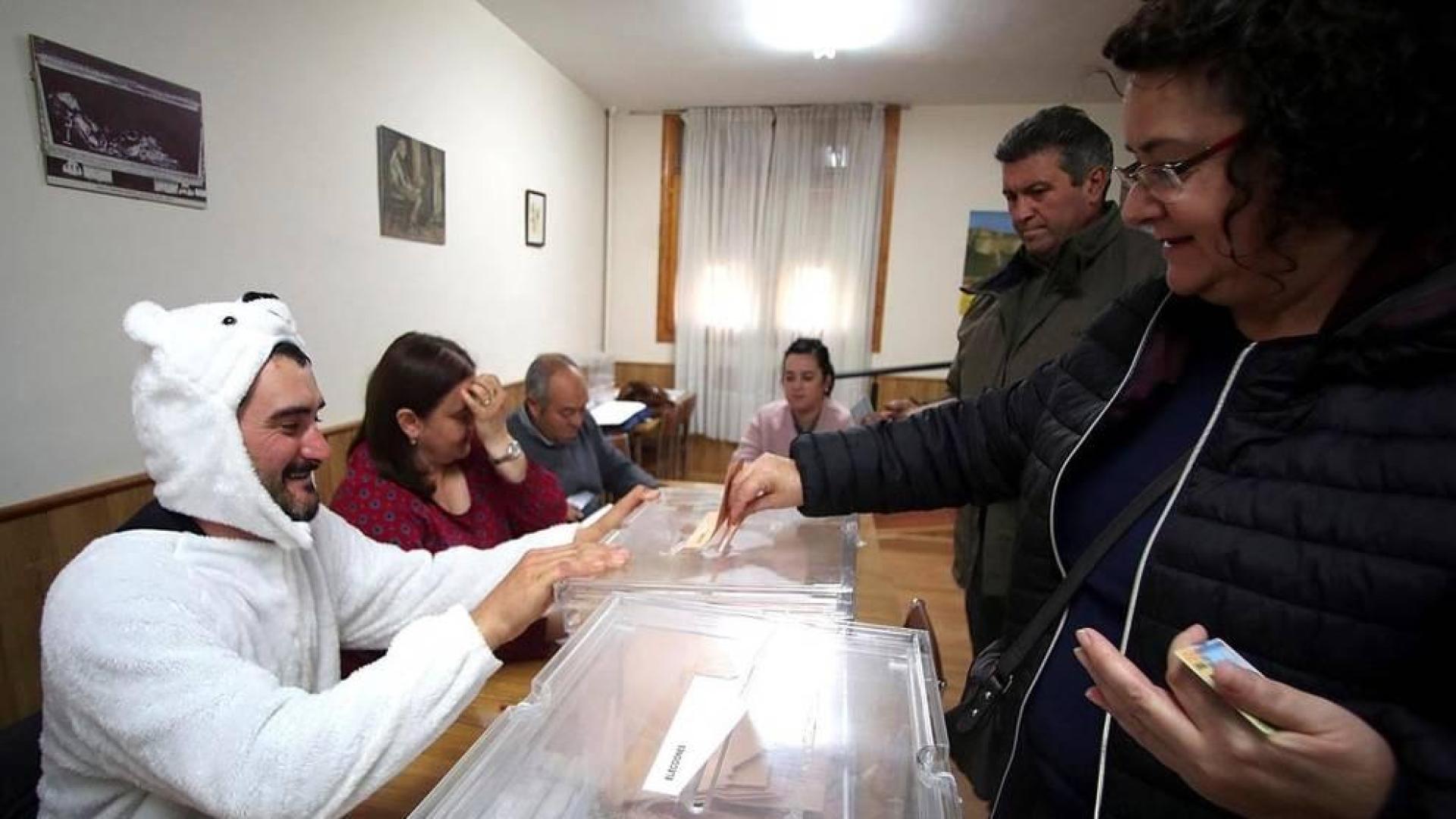 Un disfraz de oso y una pistola cargada, entre las 'sorpresas' de la jornada electoral
