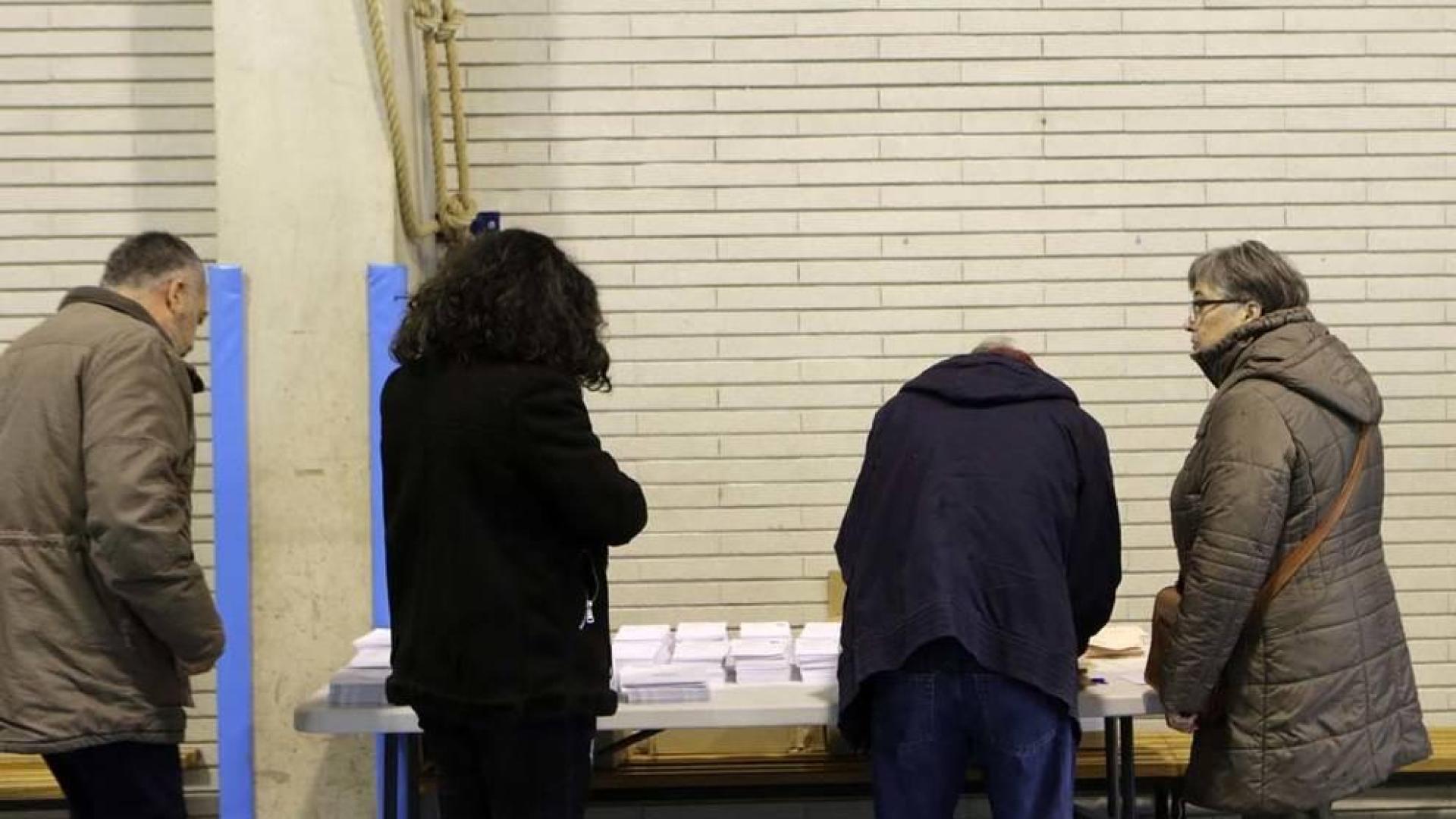 Los navarros votan en unas elecciones que obligarán a los partidos a ponerse de acuerdo