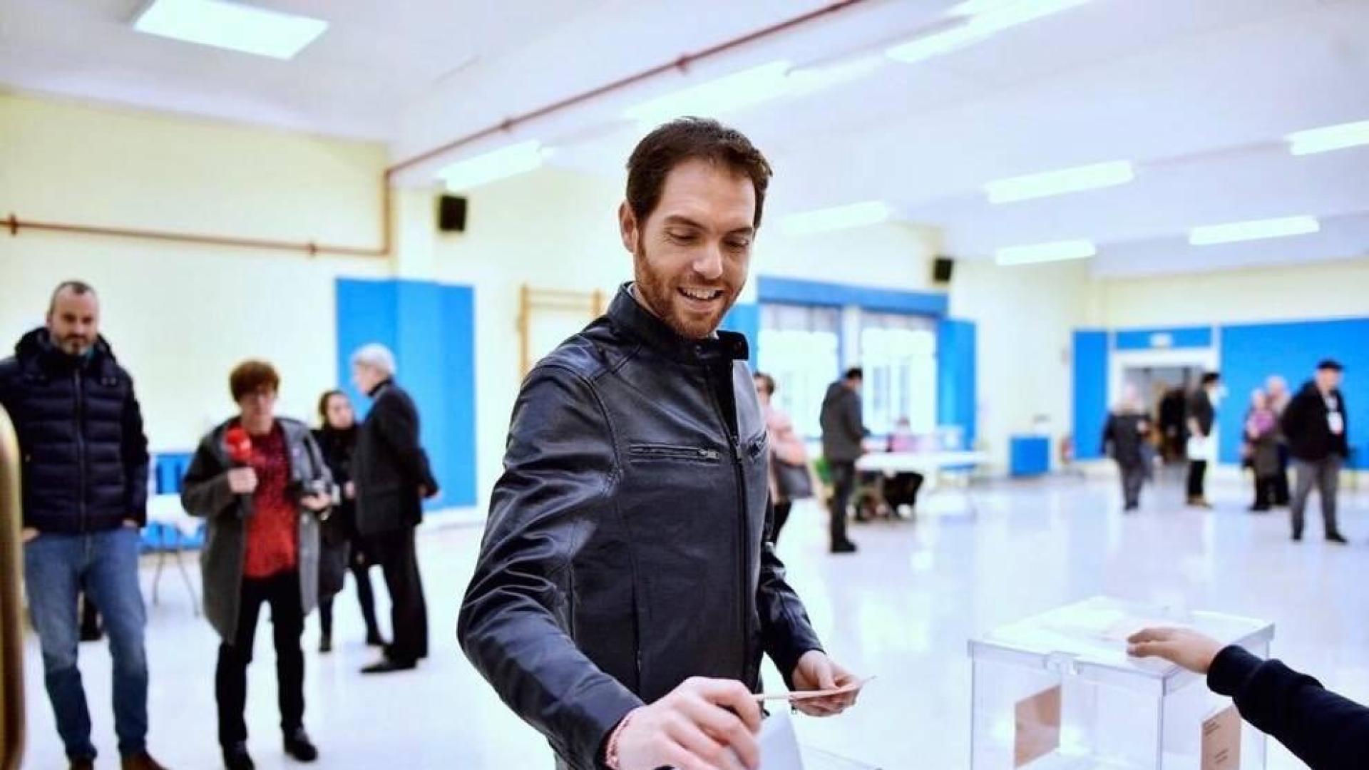 El cabeza de lista al Congreso de los Diputados por Navarra Suma, Sergio Sayas, votando en el colegio Los Sauces de Barañáin