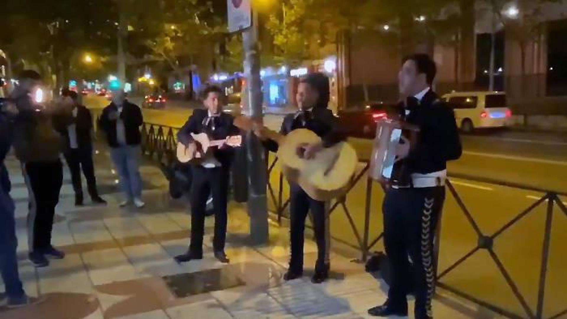 Tres mariachis pagados por usuarios de Forocoches entonan el 'Cielito lindo' en la sede de Cs