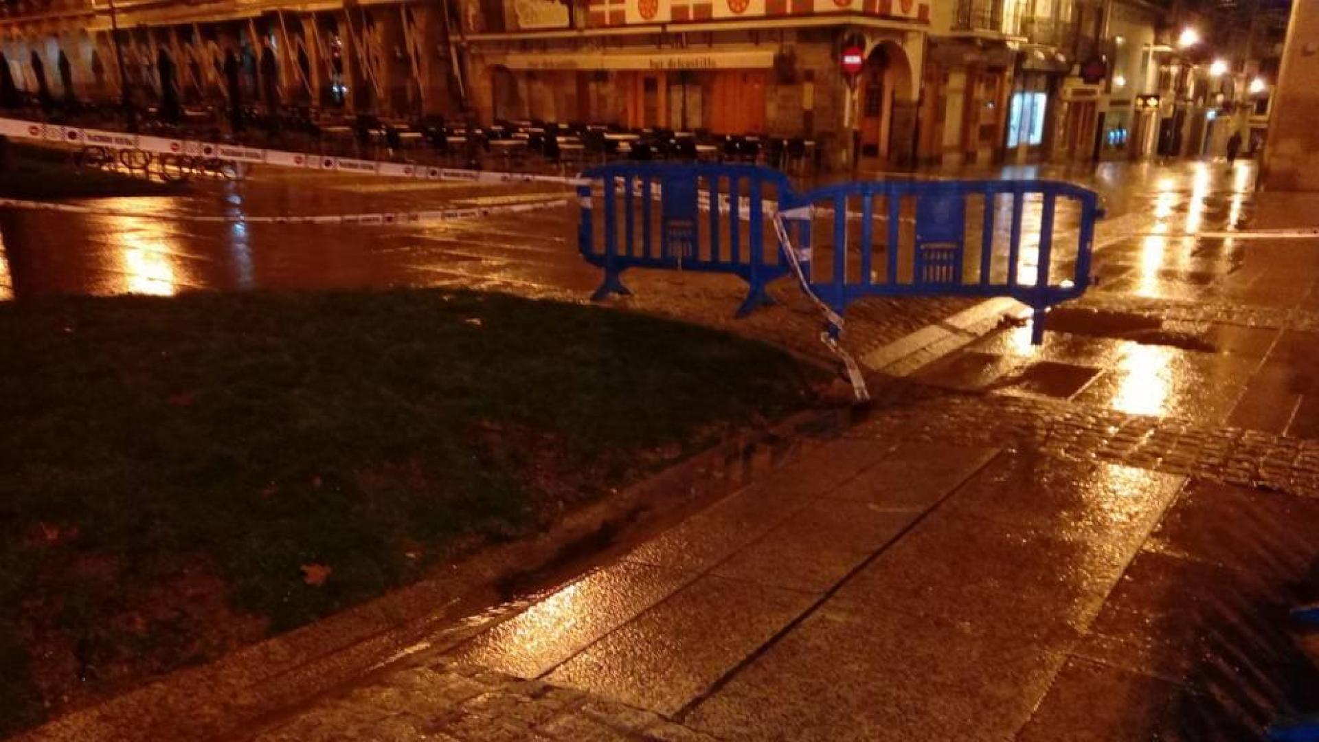 La Policía Municipal valla una zona de la Plaza del Castillo por el hundimiento del suelo