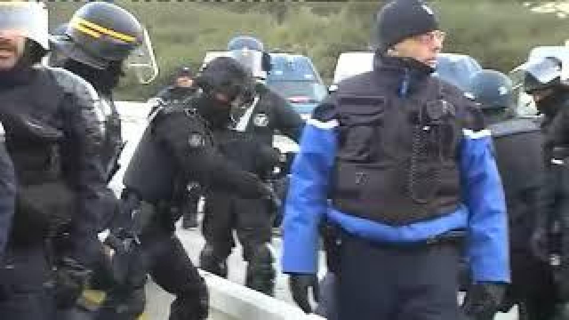 Los antidisturbios franceses desalojan a los independentistas en La Jonquera