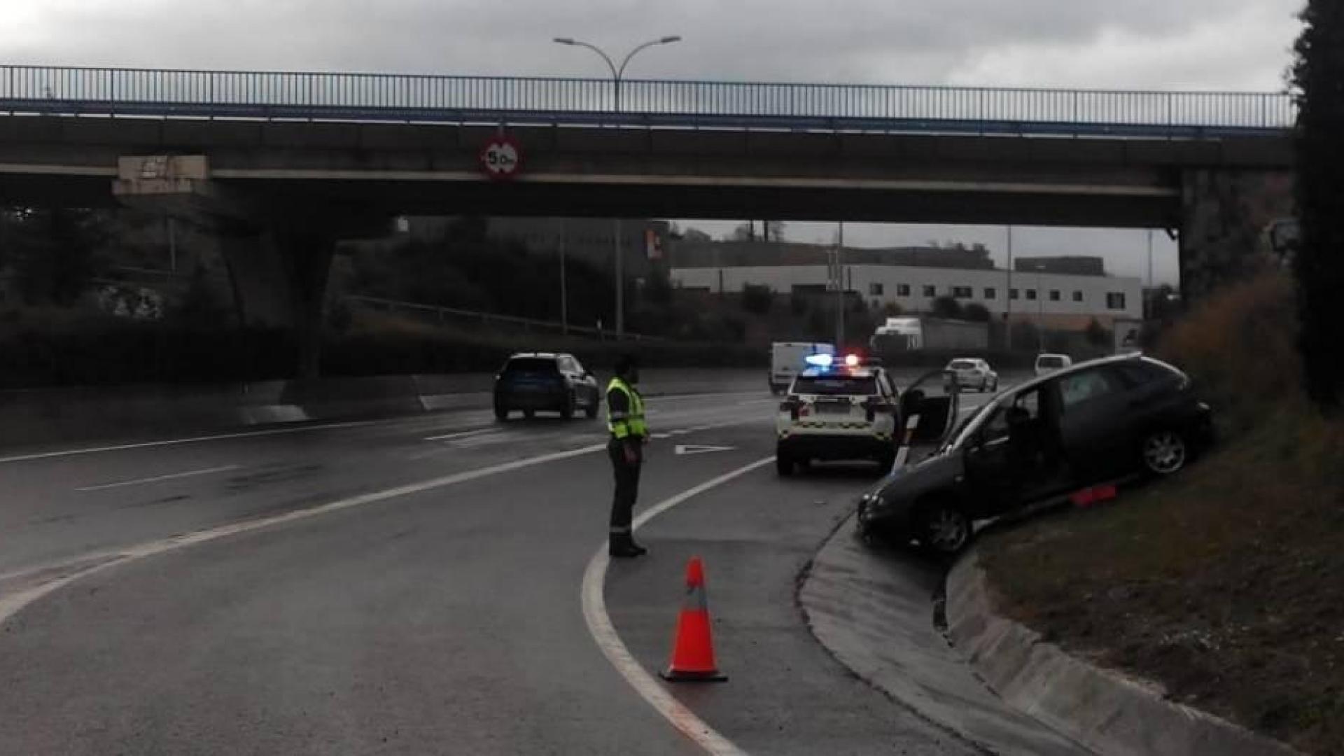 Herida leve en una colisión entre tres vehículos en la PA-34, en Aizoain