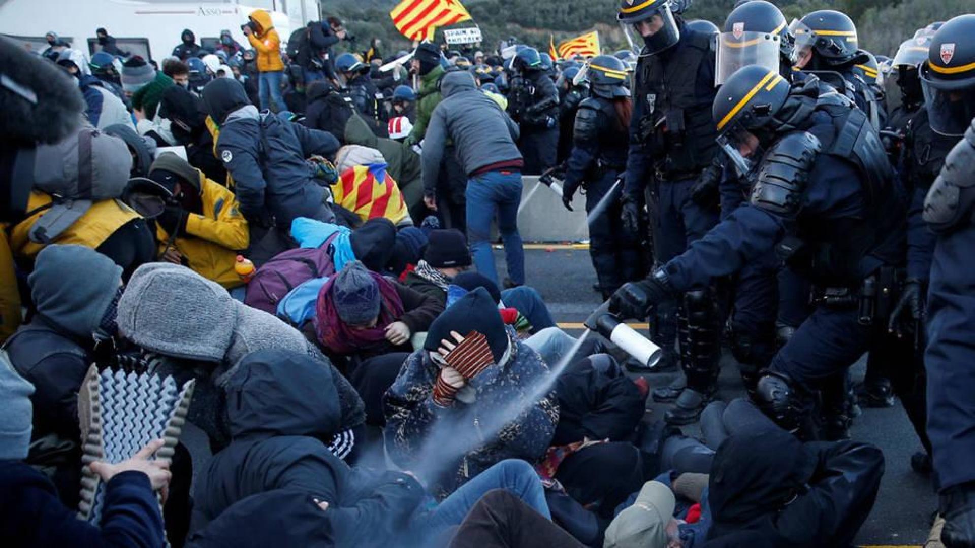 Francia empieza a desalojar a los independentistas que bloquean la frontera