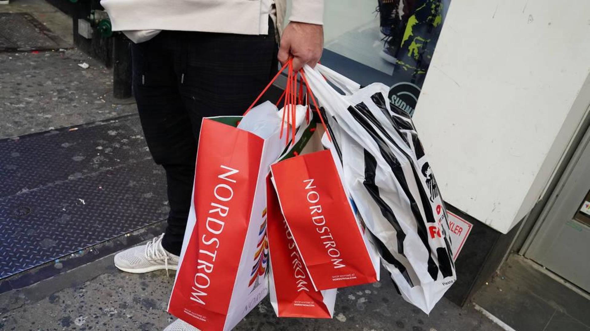 Una personas con bolsas en la mano durante el Black Friday.
