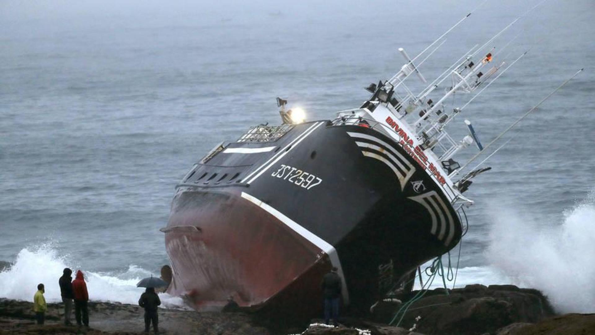 Muere un marinero al embarrancar un pesquero en Porto do Son (A Coruña)