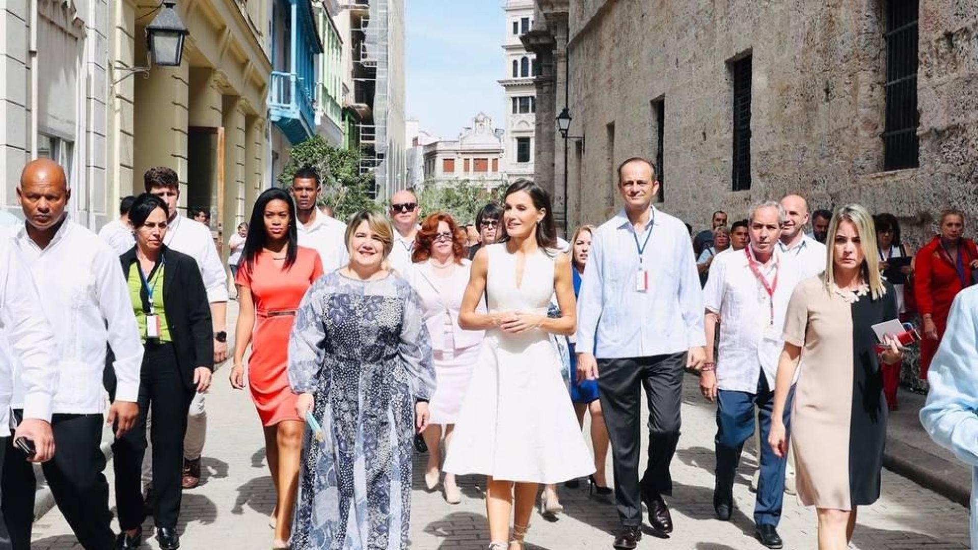 La reina Letizia explora La Habana Vieja ante la expectación de los cubanos