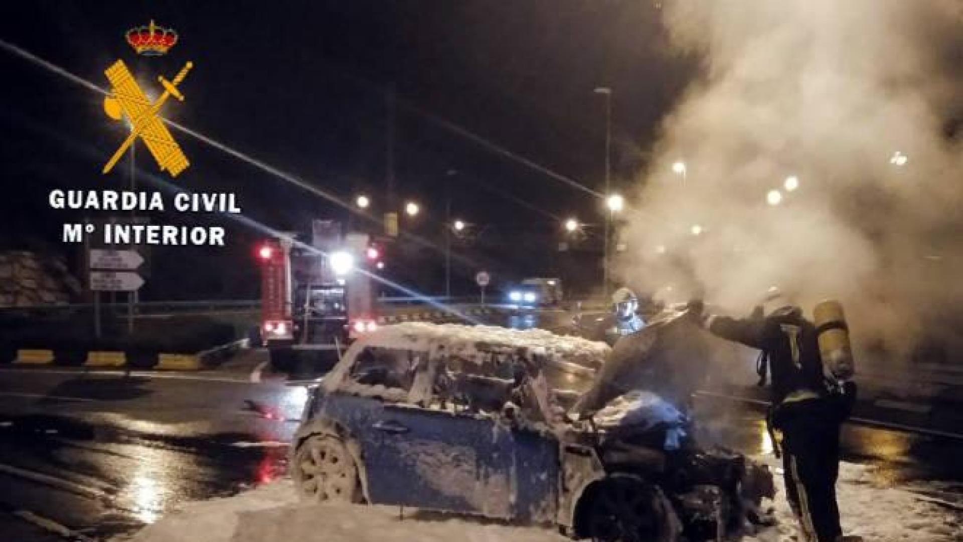 Ileso tras salirse de la vía y arder su vehículo en la PA-30 entre Villava y Ansoáin