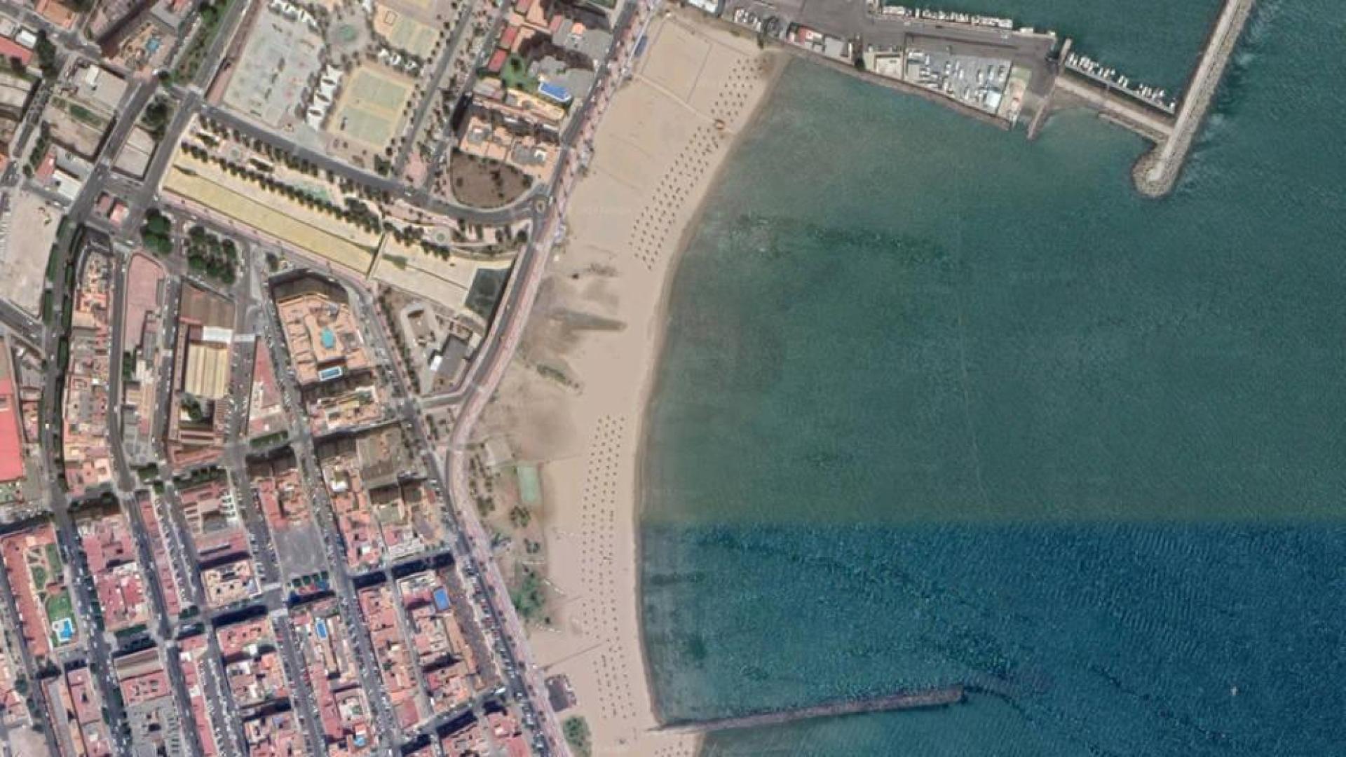 Vista aérea de la playa de los Cárabos, en Melilla, donde se produjo presuntamente la agresión.