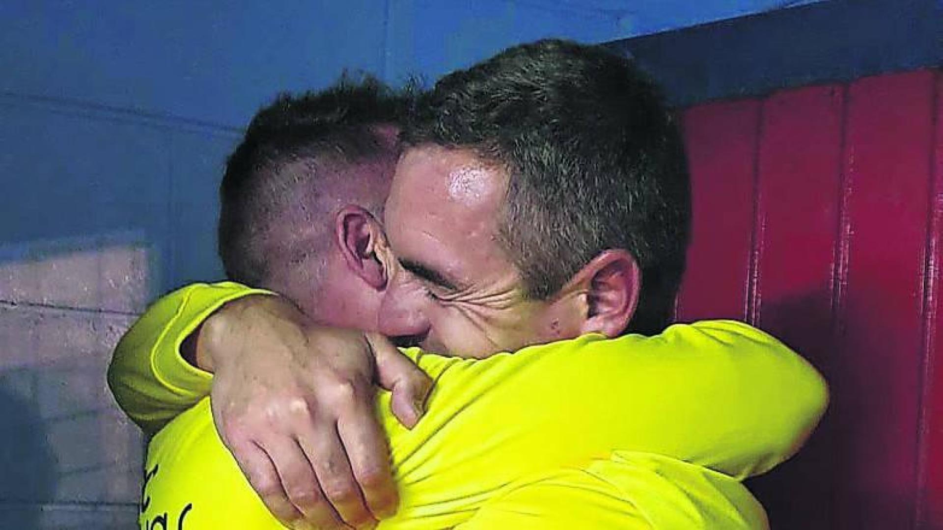 Rafa Bericat se abraza con su segundo y amigo Miguel Fernández.