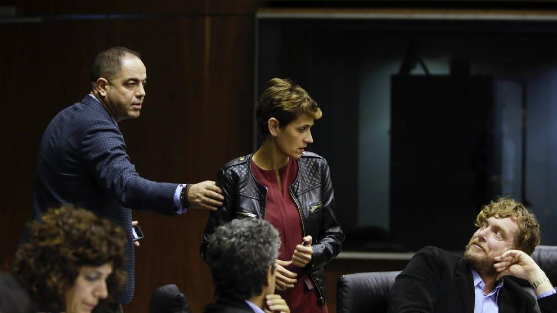 Los grupos instan al Gobierno foral a analizar los libros de texto en euskera