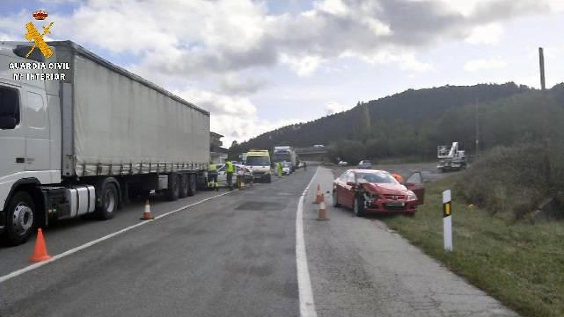 Dos heridos leves en un accidente entre tres coches y un camión a la altura de Iza