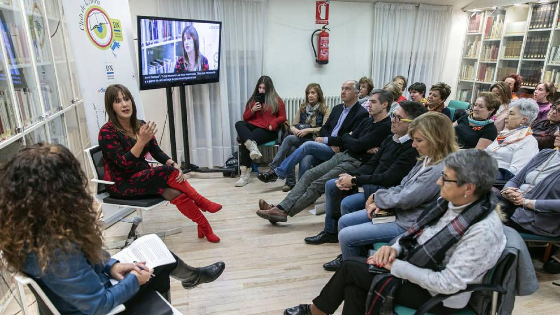 Dolores Redondo desvela claves de su escritura en el Club de Lectura de Diario de Navarra