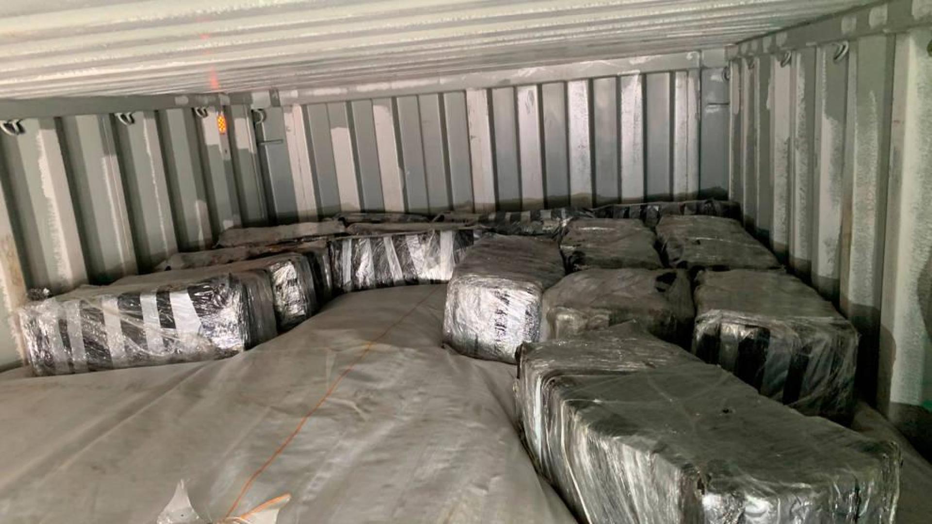 Imagen del contenedor con los paquetes de droga intervenida.