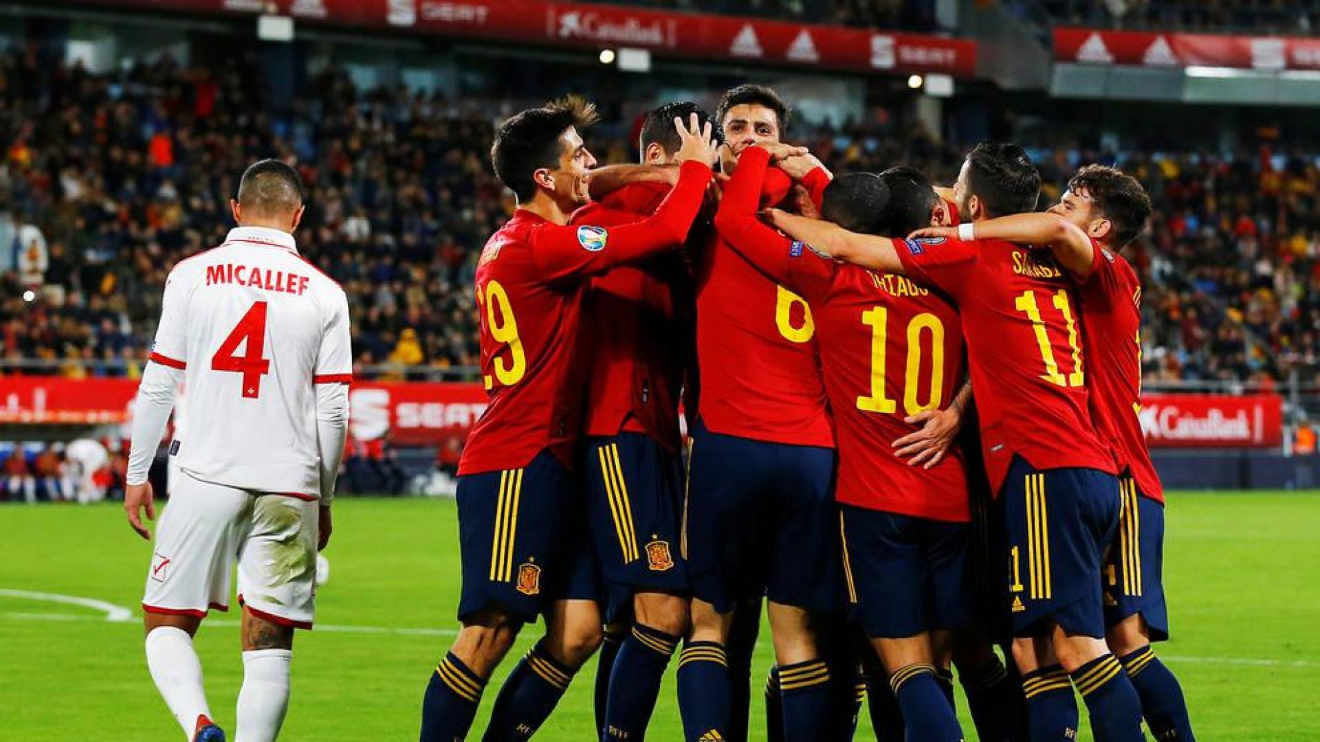 España se da un festín para asegurar el primer puesto del grupo