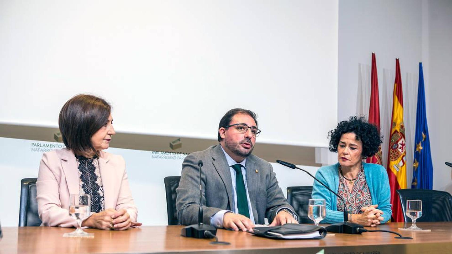 Hualde, en el centro, durante la presentación de los actos del Día de Navarra 2019.